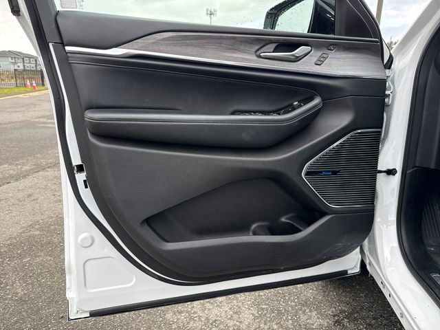 Used 2022 Jeep Grand Cherokee Overland w/ Advanced Protech Group III image 18