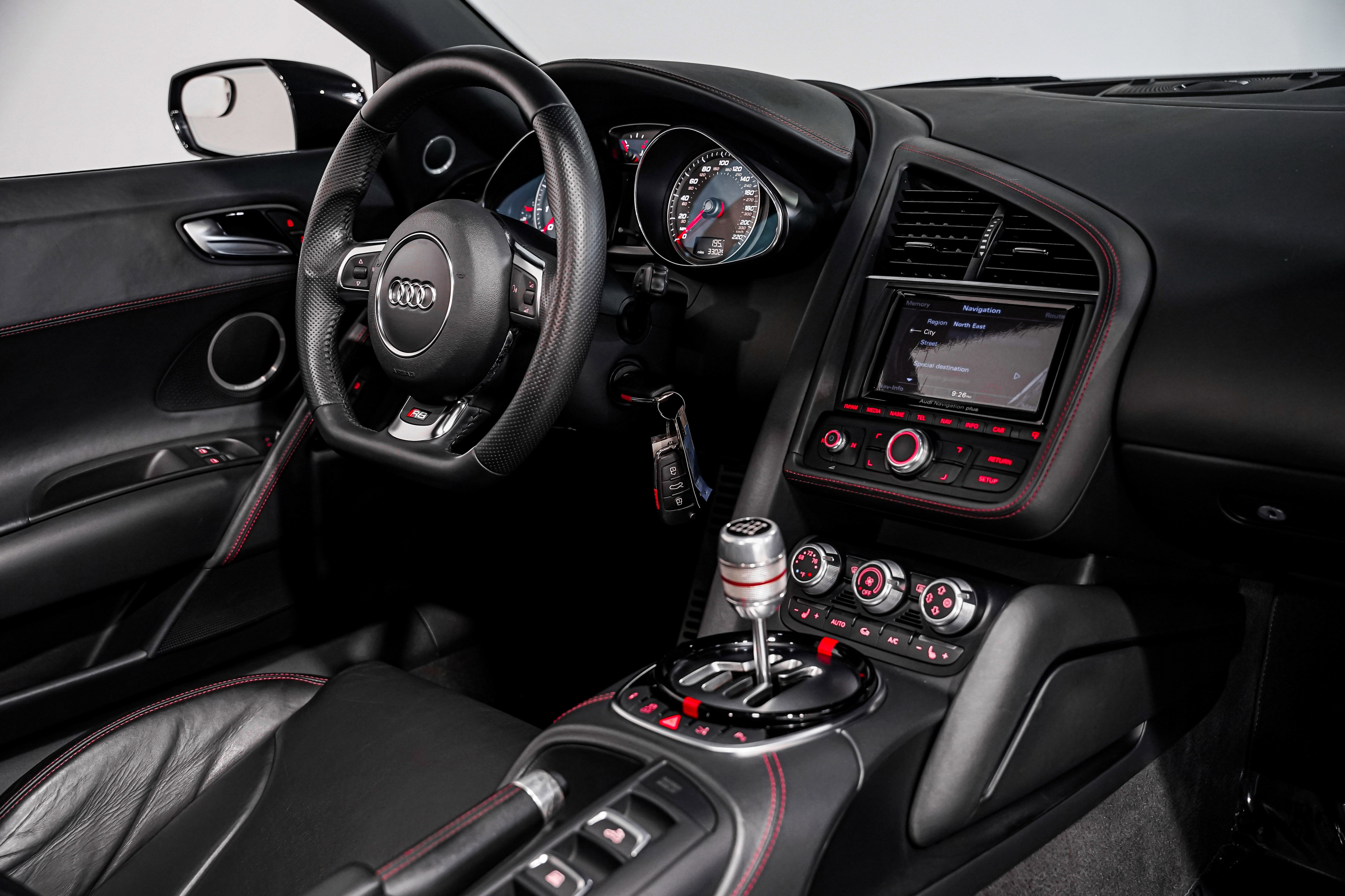 Used 2014 Audi R8 V8 w/ Full Leather Package image 27