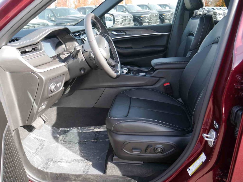 New 2025 Jeep Grand Cherokee Limited w/ Luxury Tech Group II image 28