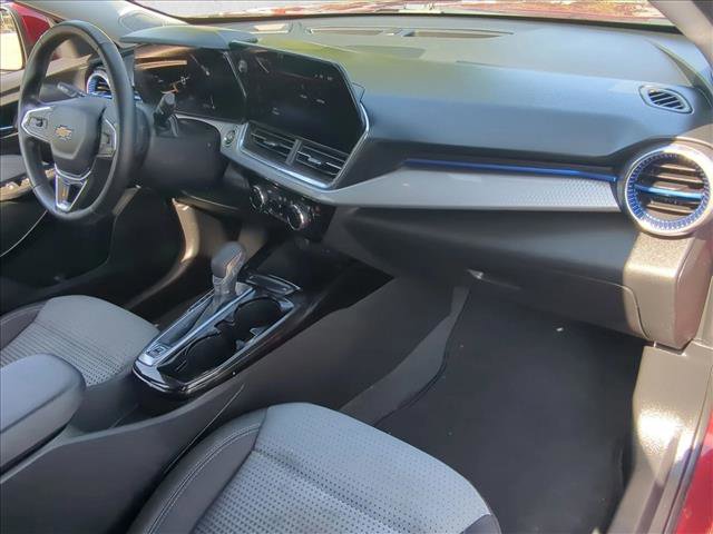 Used 2024 Chevrolet Trax LT w/ LT Convenience Package FWD image 29
