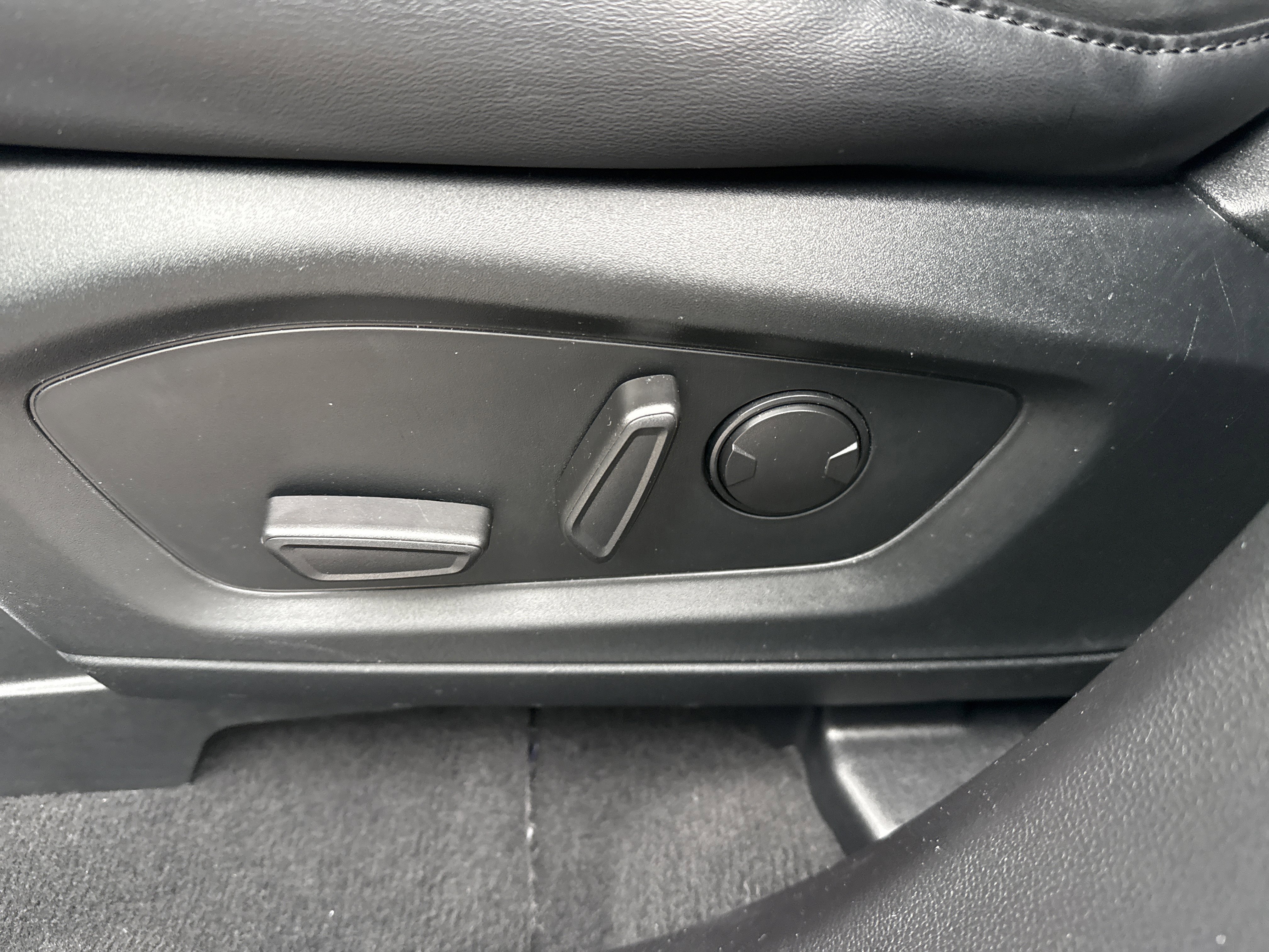 Used 2022 Ford Explorer XLT w/ Equipment Group 202A image 18