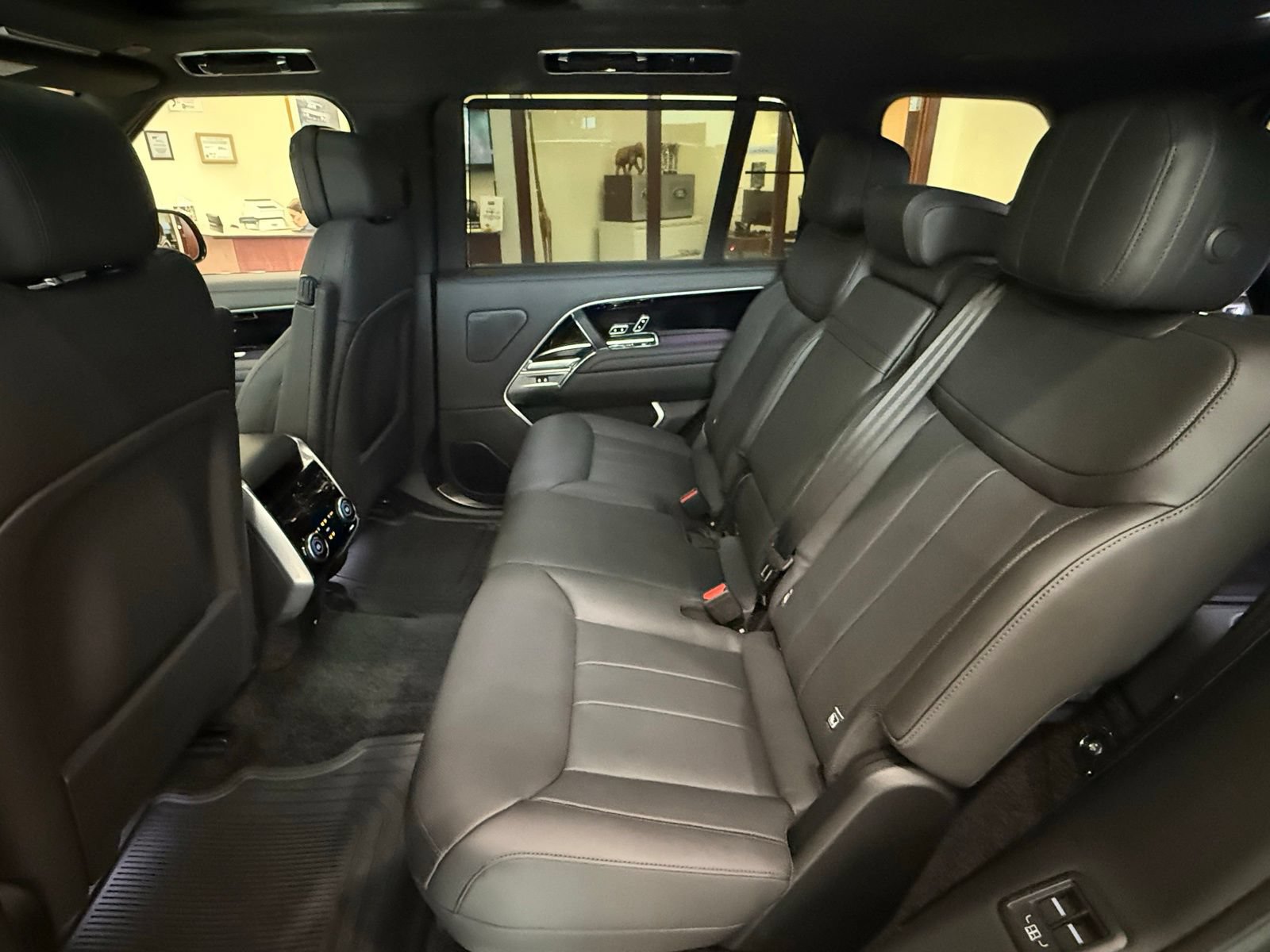 New 2025 Land Rover Range Rover Long Wheelbase SE AWD/4WD image 15