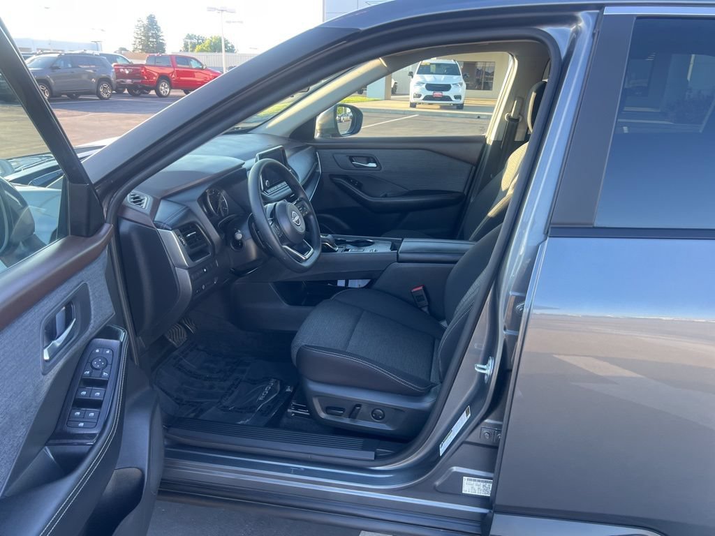 Used 2023 Nissan Rogue SV FWD image 17