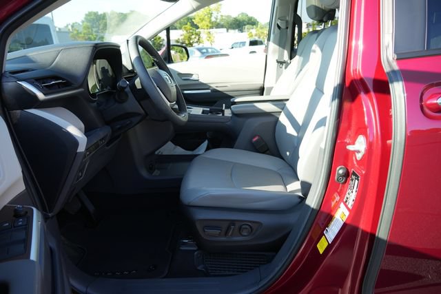 Used 2023 Toyota Sienna XLE FWD image 23