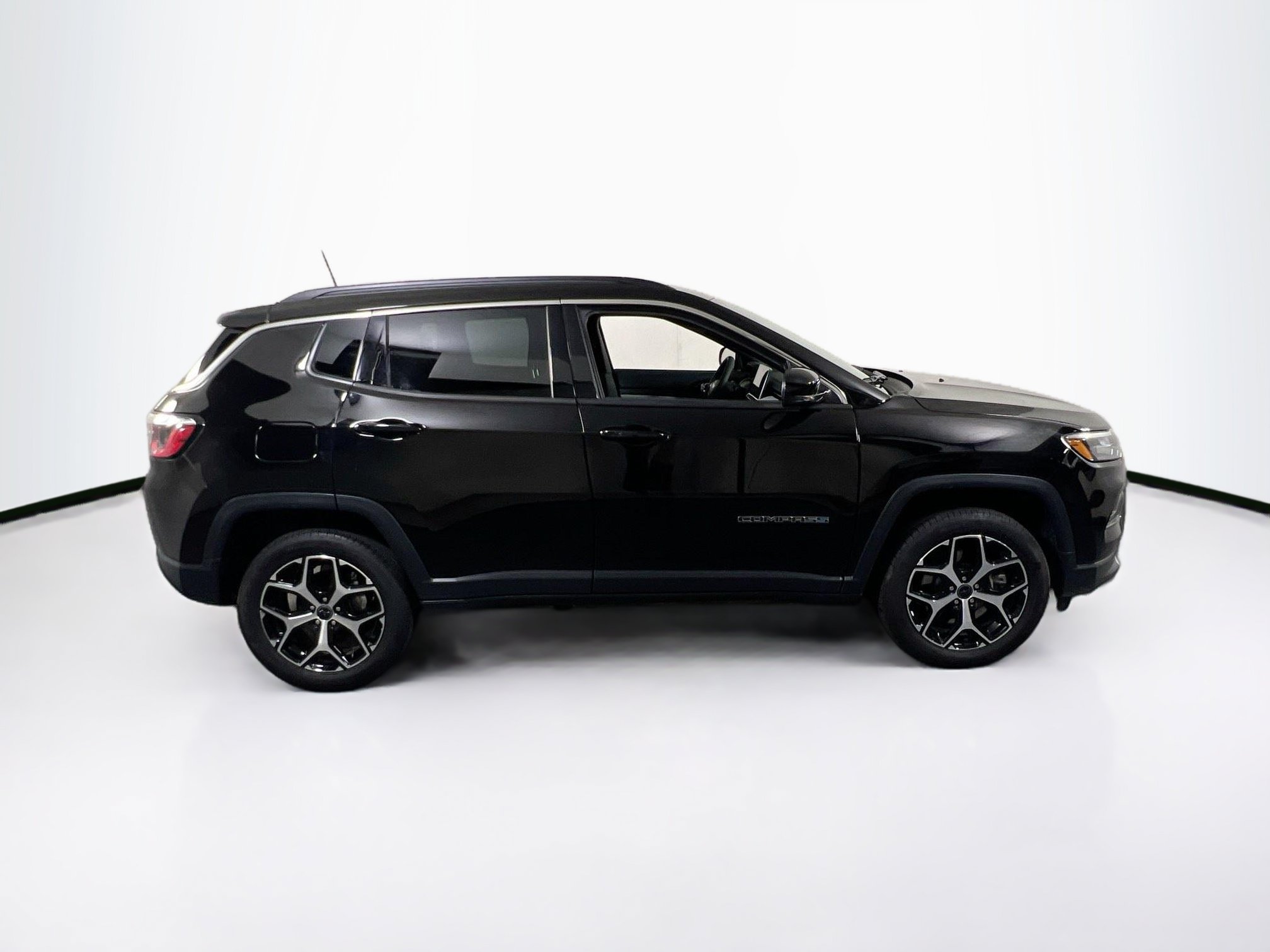 Used 2025 Jeep Compass Limited w/ Sun & Sound Group AWD/4WD image 4