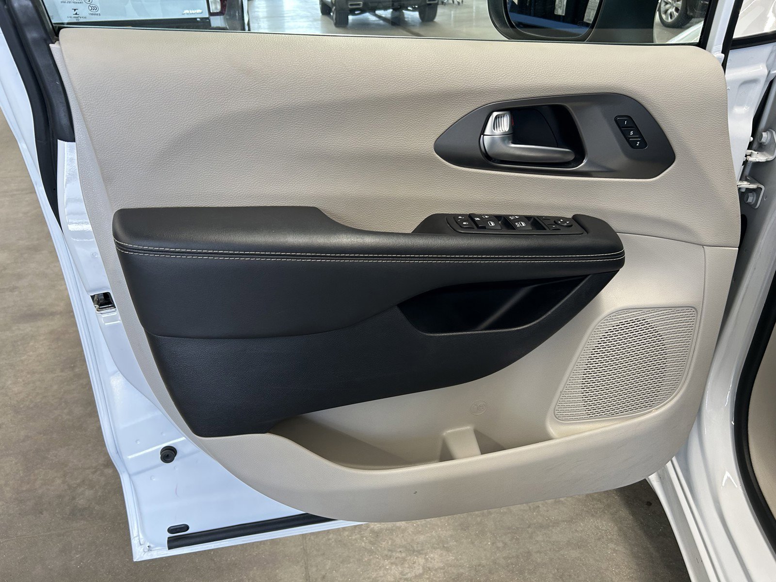 Used 2023 Chrysler Pacifica Touring-L image 11