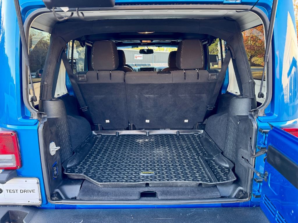 Used 2015 Jeep Wrangler Unlimited Rubicon w/ Connectivity Group image 15