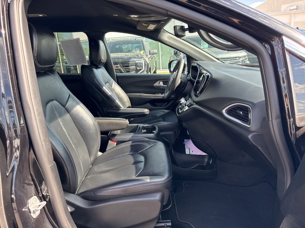 Used 2025 Chrysler Pacifica Select FWD image 16