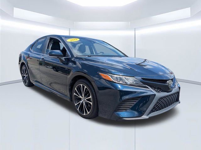 Used 2019 Toyota Camry SE w/ Convenience Package FWD image 2