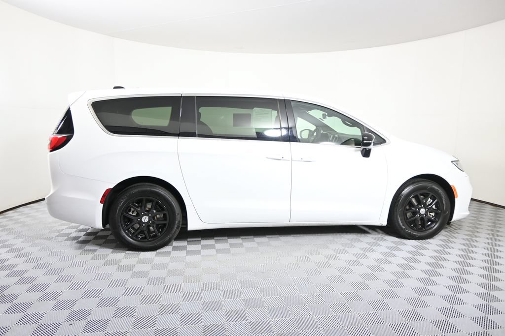 Used 2024 Chrysler Pacifica Touring FWD image 7