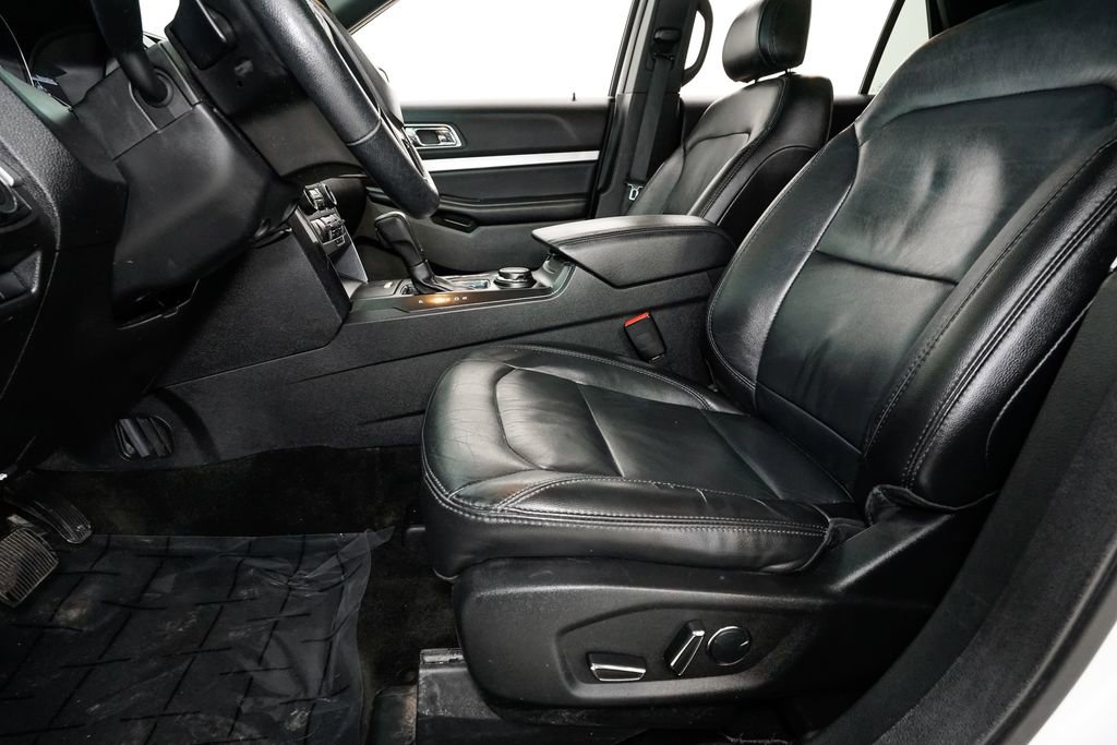 Used 2017 Ford Explorer XLT w/ Equipment Group 202A image 12
