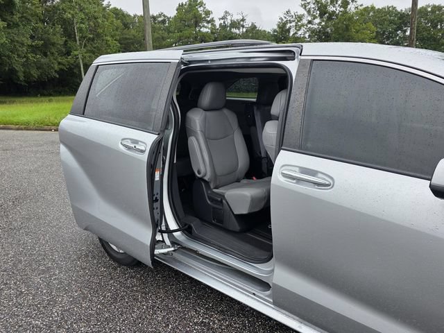 Used 2022 Toyota Sienna XLE FWD image 16