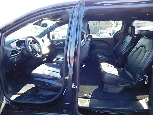 Used 2025 Chrysler Pacifica Select FWD image 10