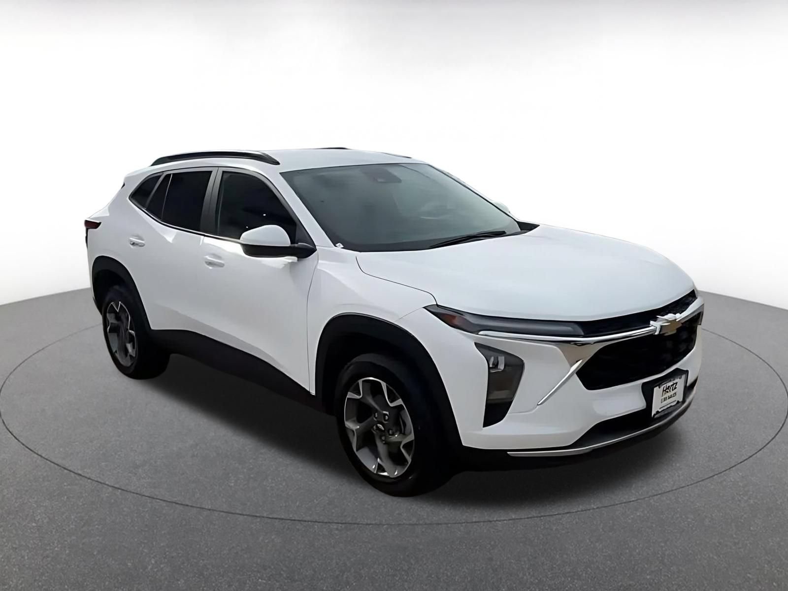 Used 2025 Chevrolet Trax LT FWD image 2