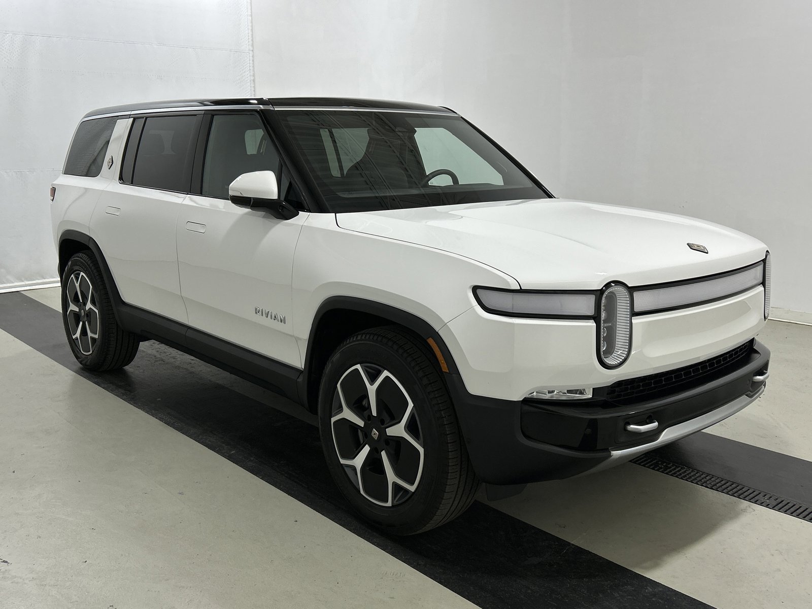 Used 2024 Rivian R1S Adventure image 7