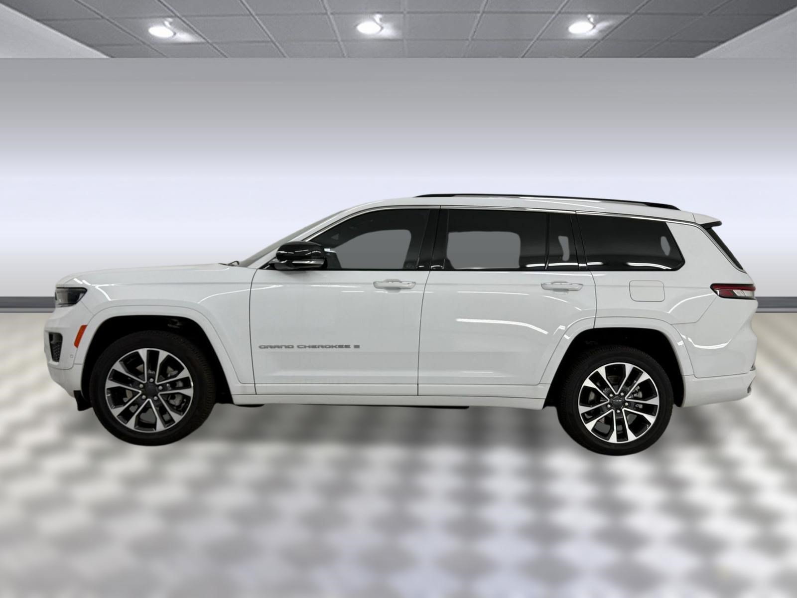 Used 2022 Jeep Grand Cherokee L Overland w/ Luxury Tech Group IV AWD/4WD image 2