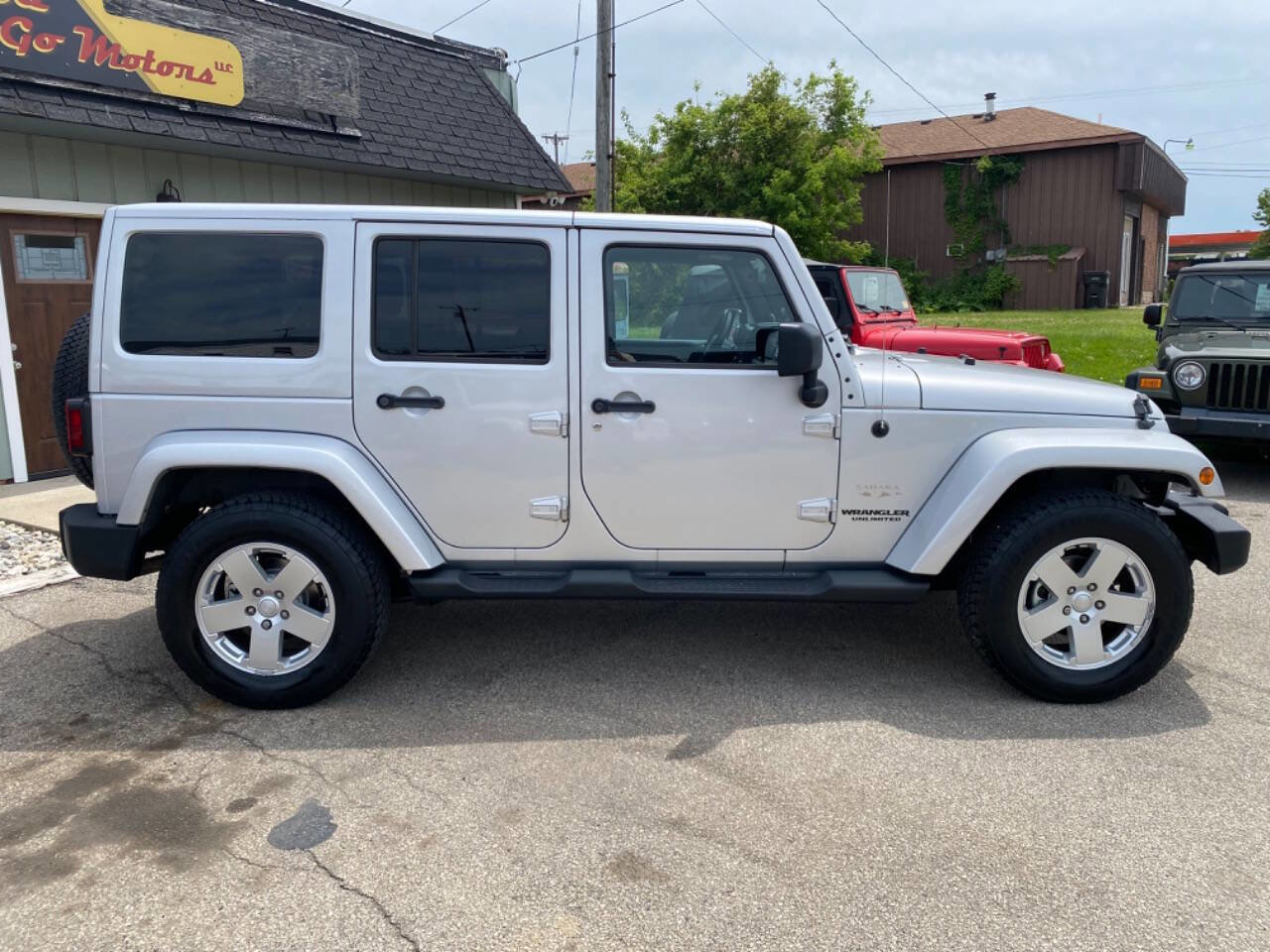 Used 2012 Jeep Wrangler Unlimited Sahara w/ Dual Top Group AWD/4WD image 4