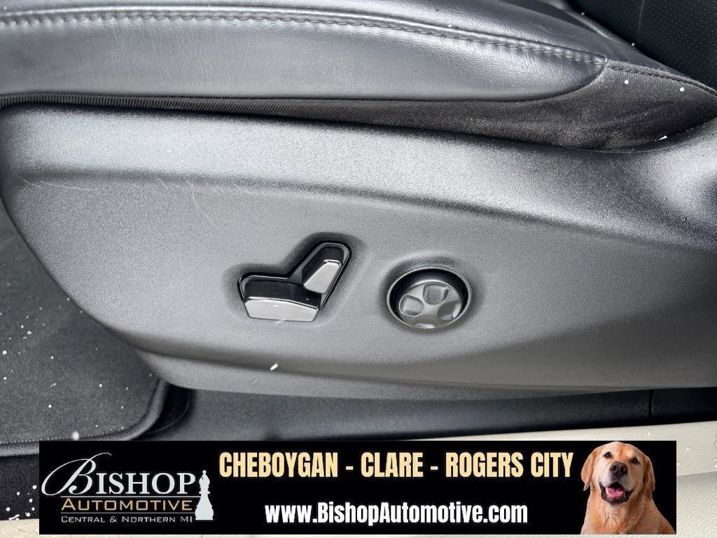 Used 2023 Chrysler Pacifica Touring-L image 31
