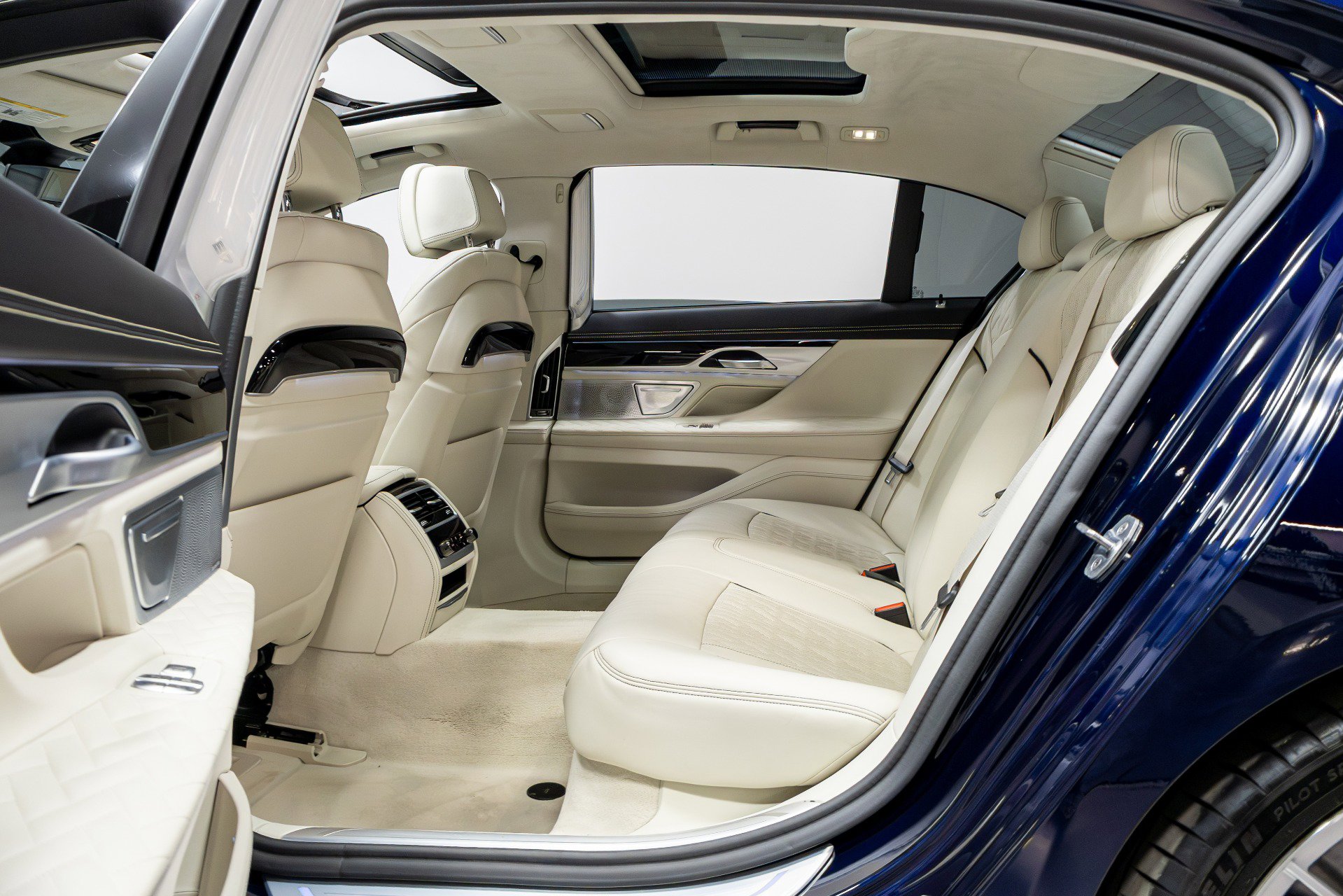 Used 2020 BMW ALPINA B7 xDrive w/ Interior Design Package image 41