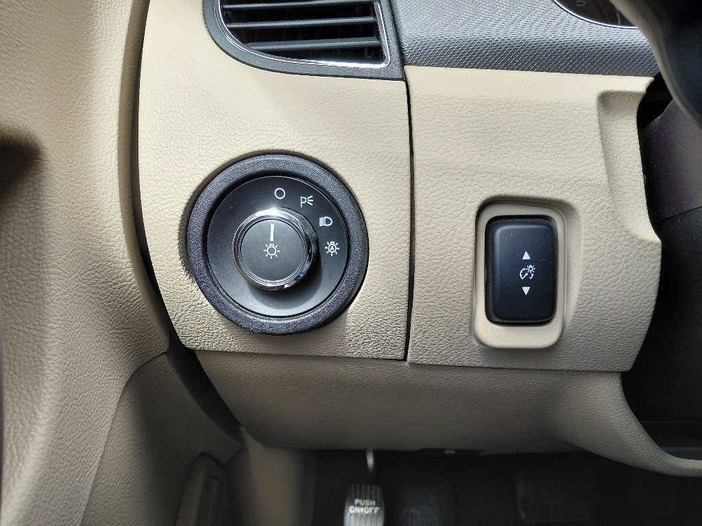 Used 2018 Ford Taurus SE FWD image 19