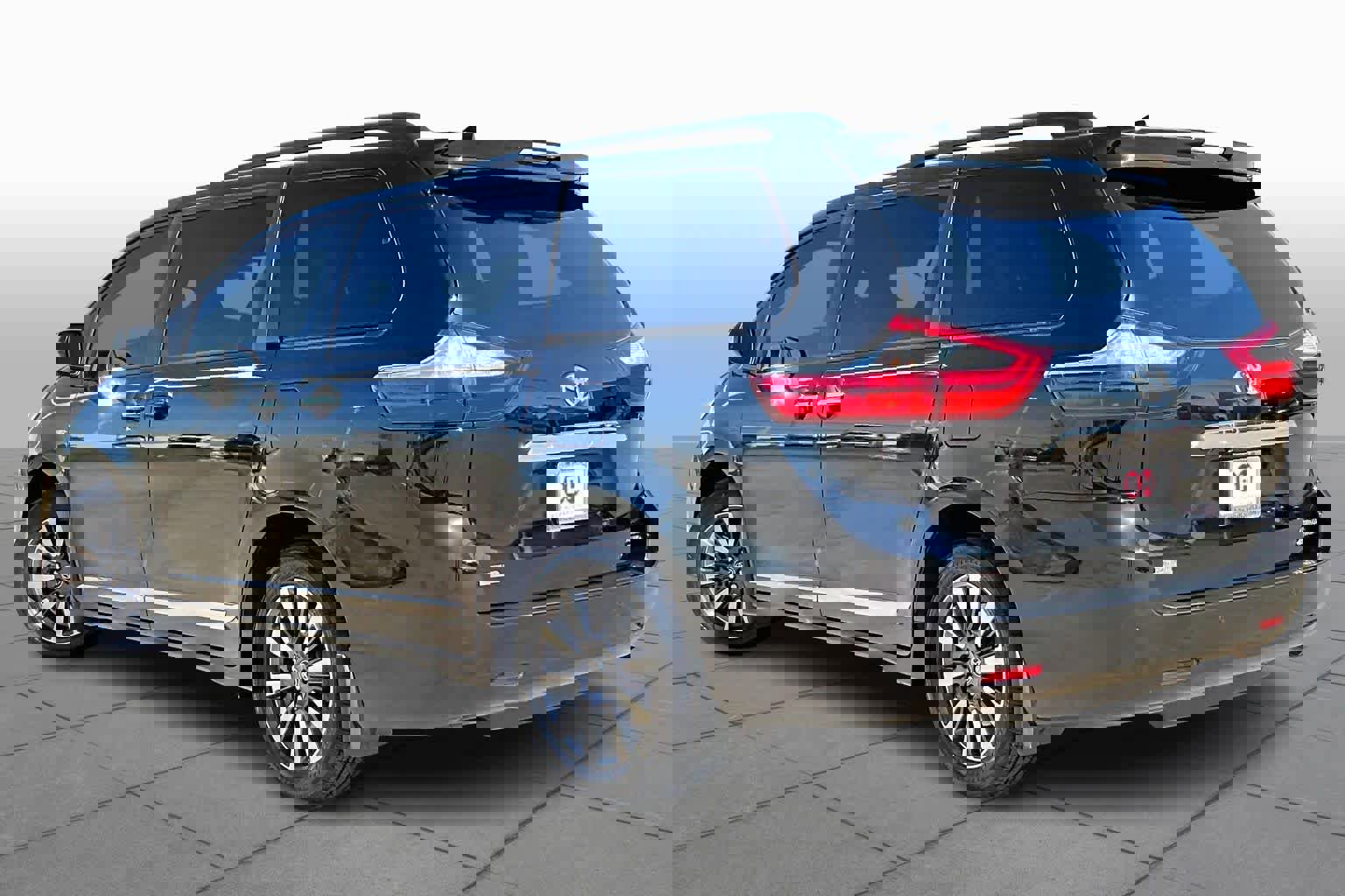 Used 2018 Toyota Sienna Limited Premium image 12