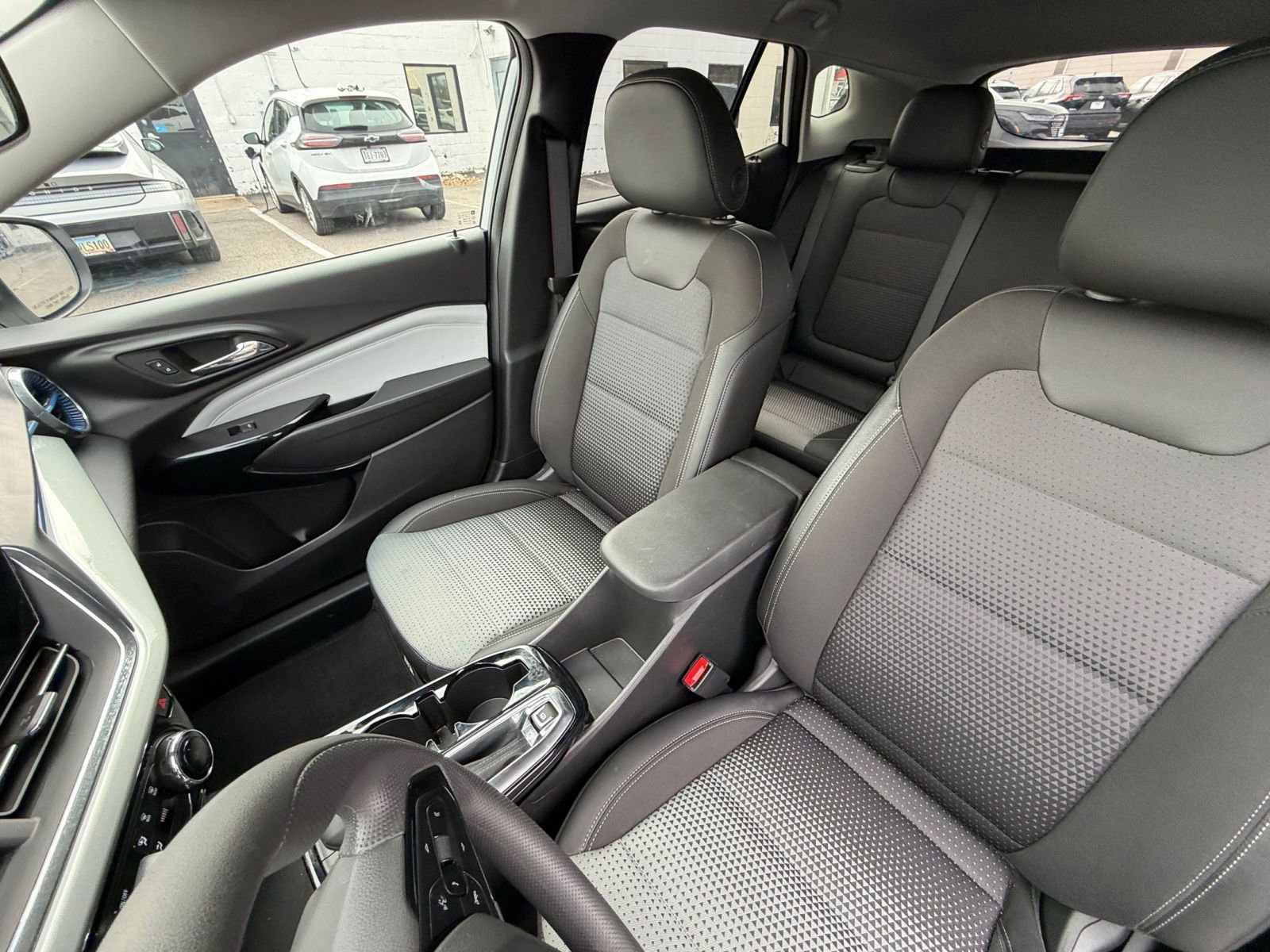 Used 2025 Chevrolet Trax LT image 34