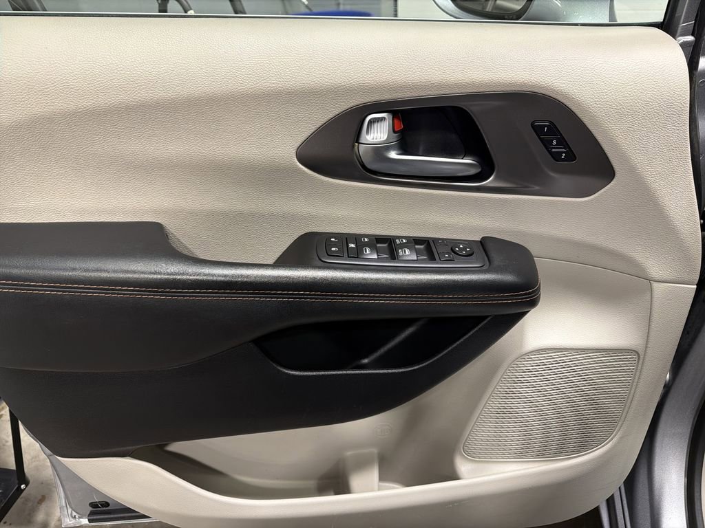Used 2020 Chrysler Pacifica Touring-L image 13