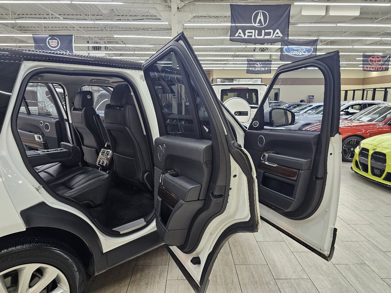 Used 2016 Land Rover Range Rover HSE image 16