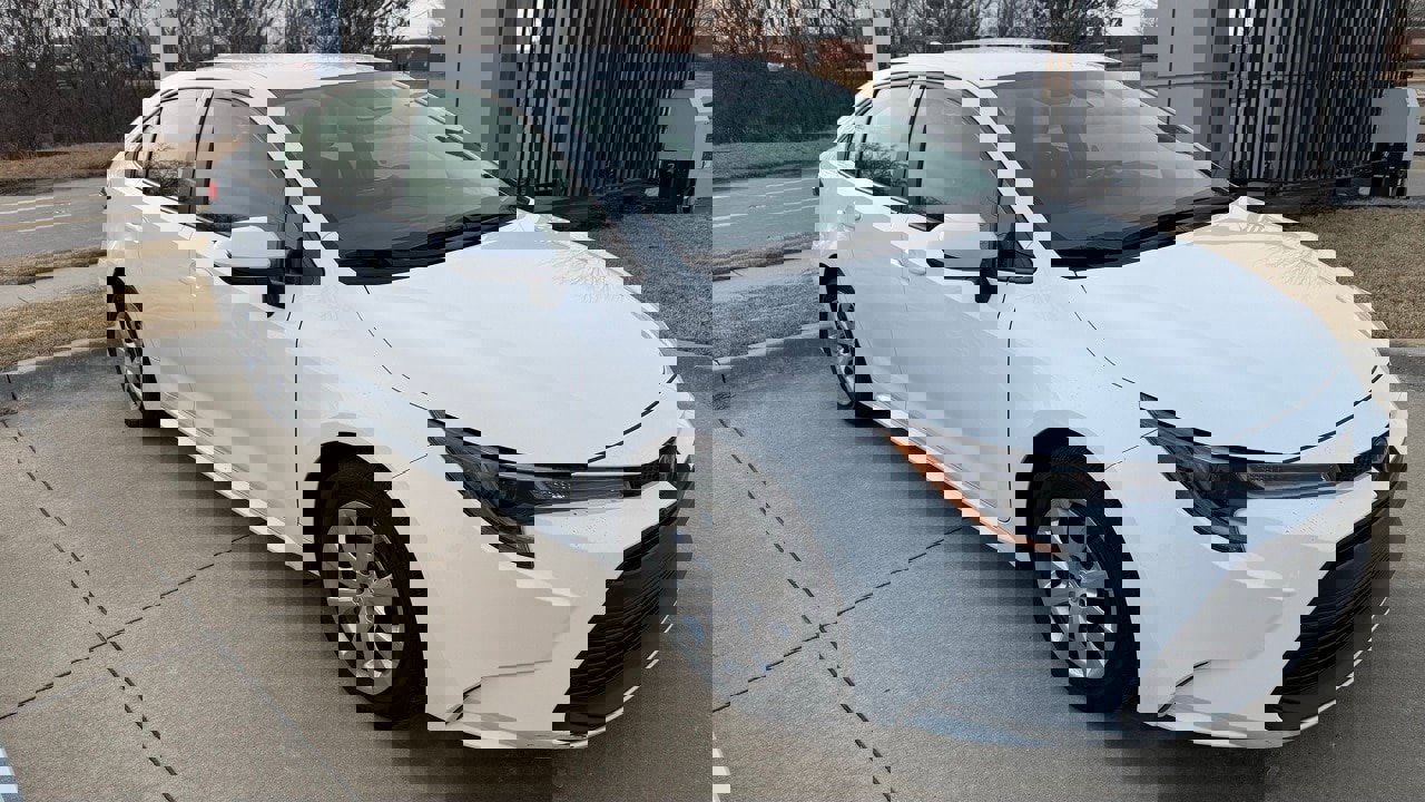 Used 2025 Toyota Corolla LE image 8