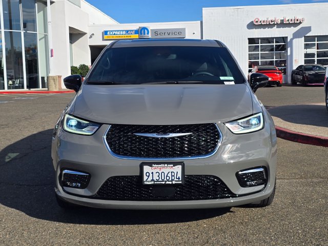 Certified 2025 Chrysler Pacifica Select AWD/4WD image 2