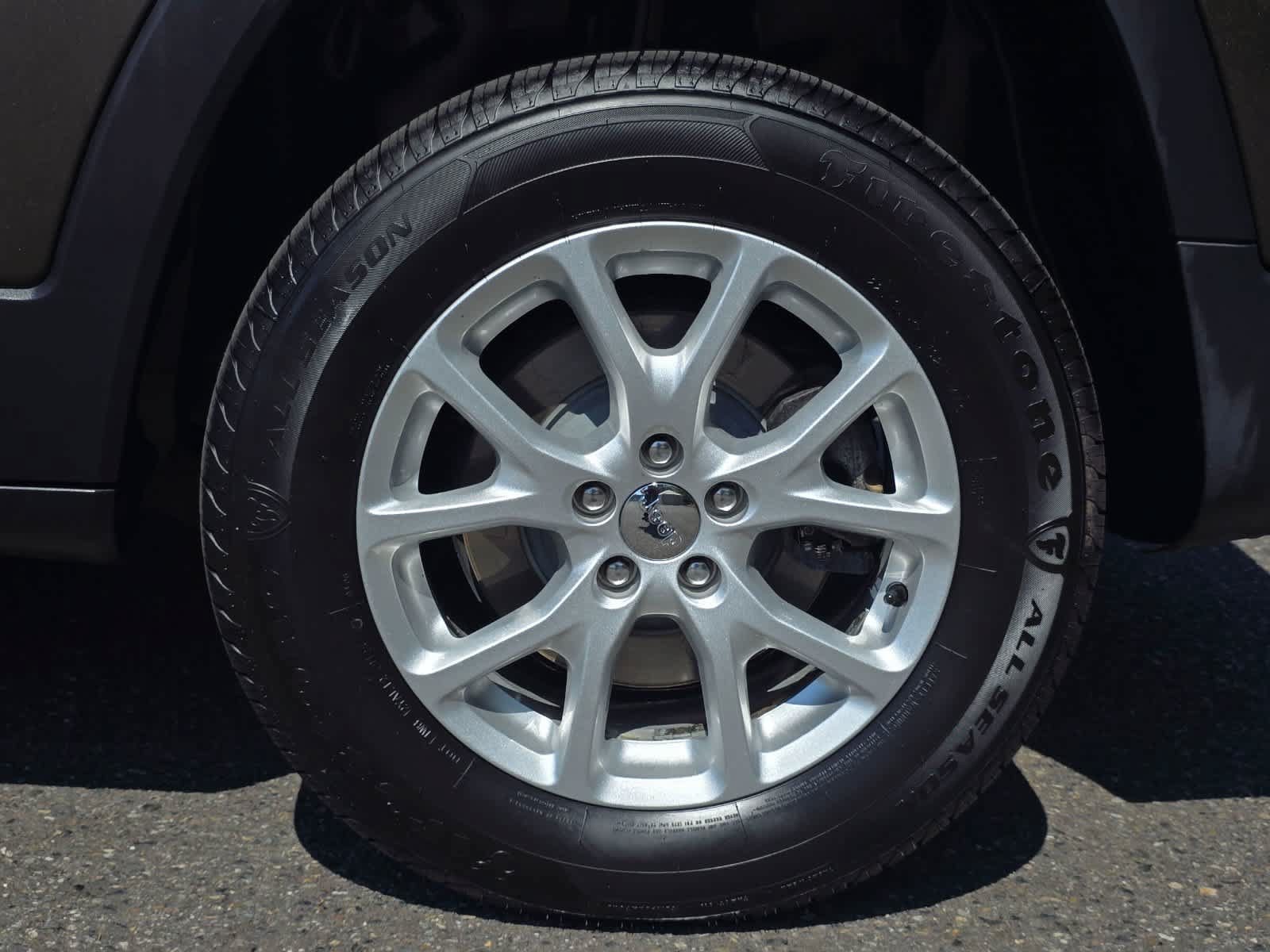 Used 2015 Jeep Cherokee Latitude w/ Cold Weather Group AWD/4WD image 8