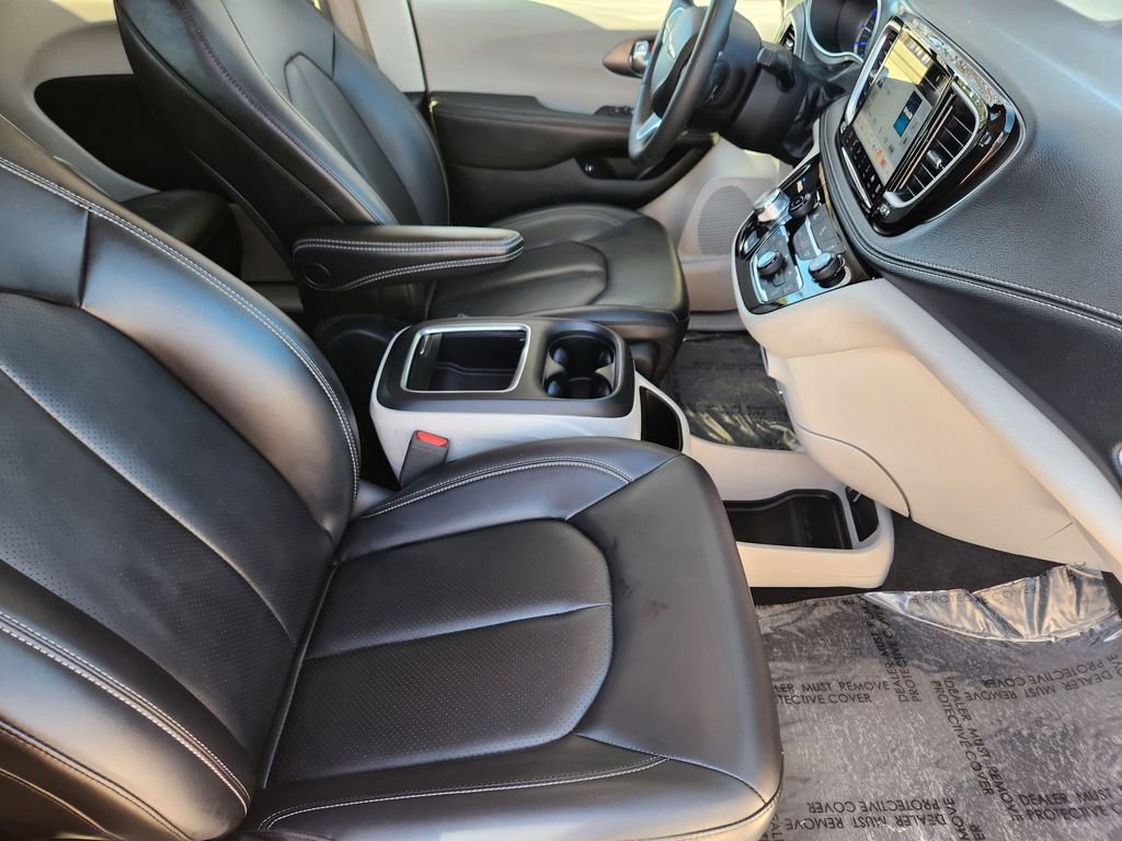 Used 2024 Chrysler Pacifica Select image 4