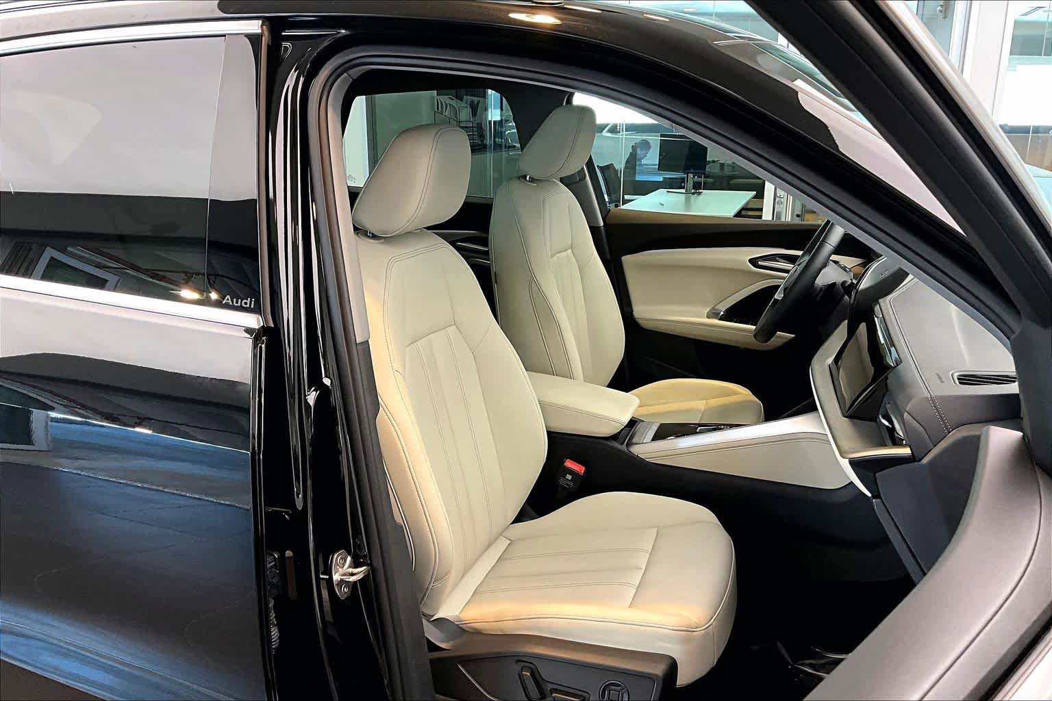 Used 2025 Audi Q5 Premium w/ Convenience Package image 8