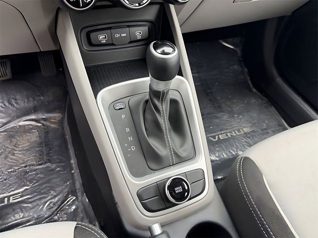 Certified 2025 Hyundai Venue SEL image 23
