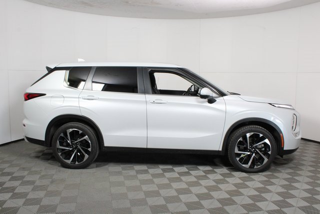 Used 2024 Mitsubishi Outlander SE Black Edition image 6