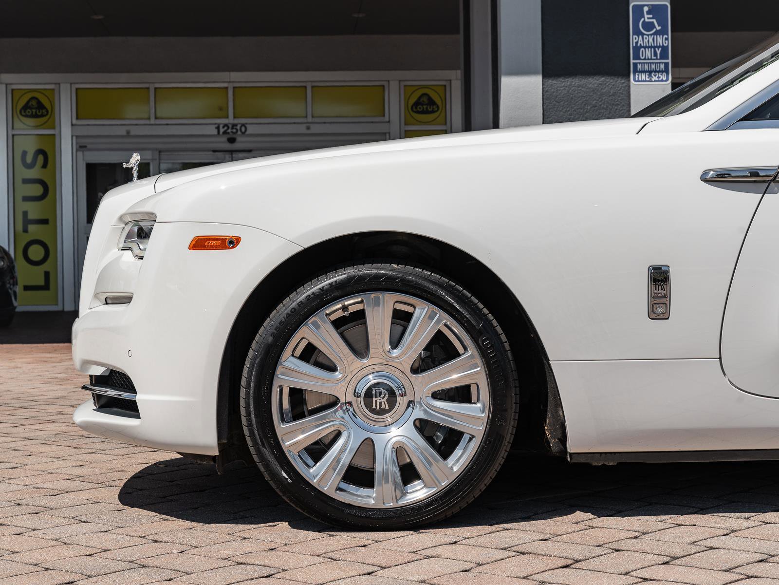 Used 2017 Rolls-Royce Dawn image 32