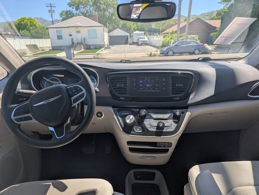 Used 2017 Chrysler Pacifica LX FWD image 7