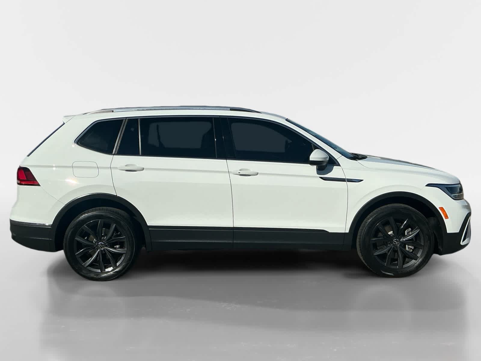 Used 2024 Volkswagen Tiguan SE w/ Panoramic Sunroof Package AWD/4WD image 6