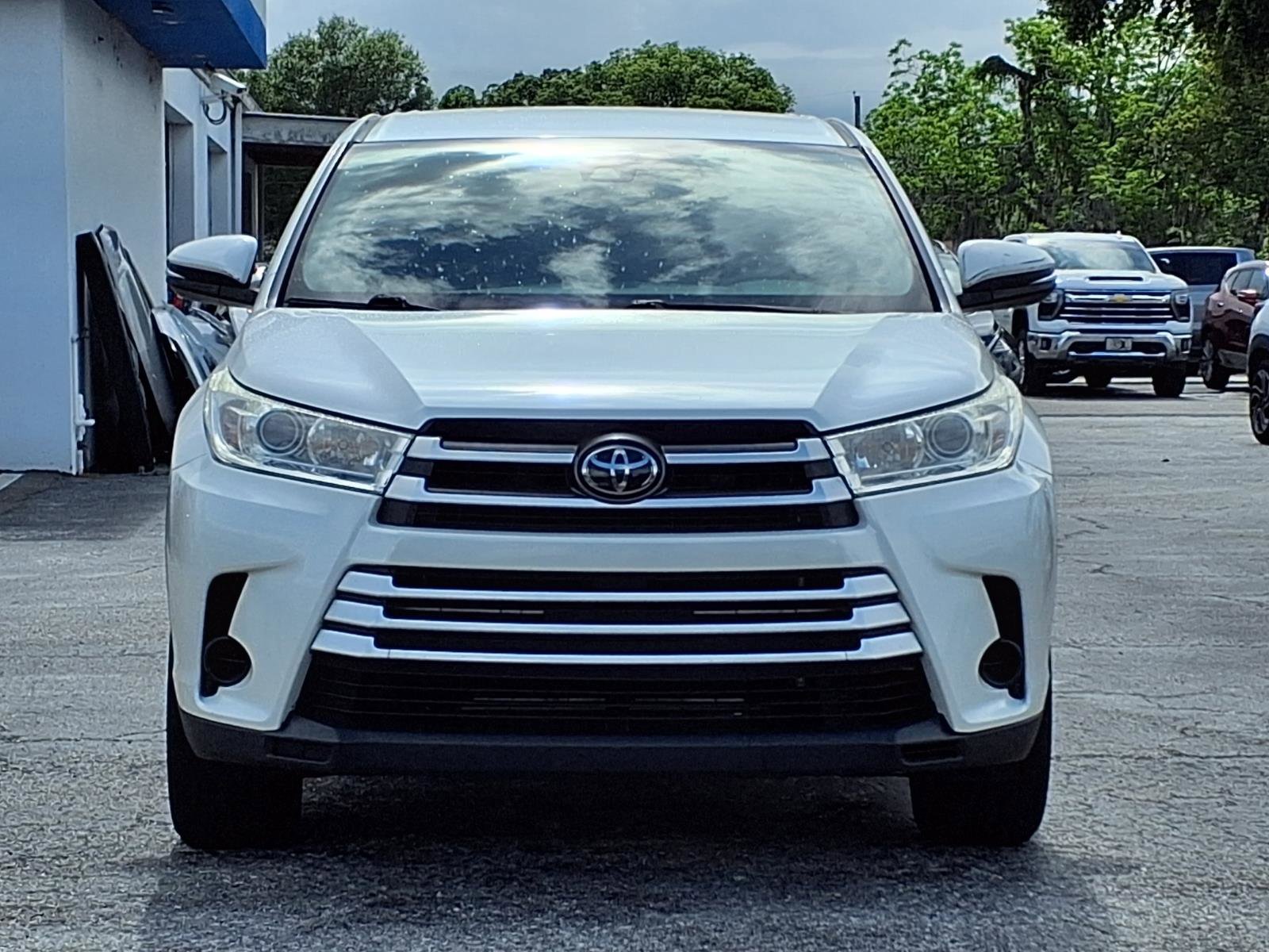 Used 2019 Toyota Highlander LE FWD image 2