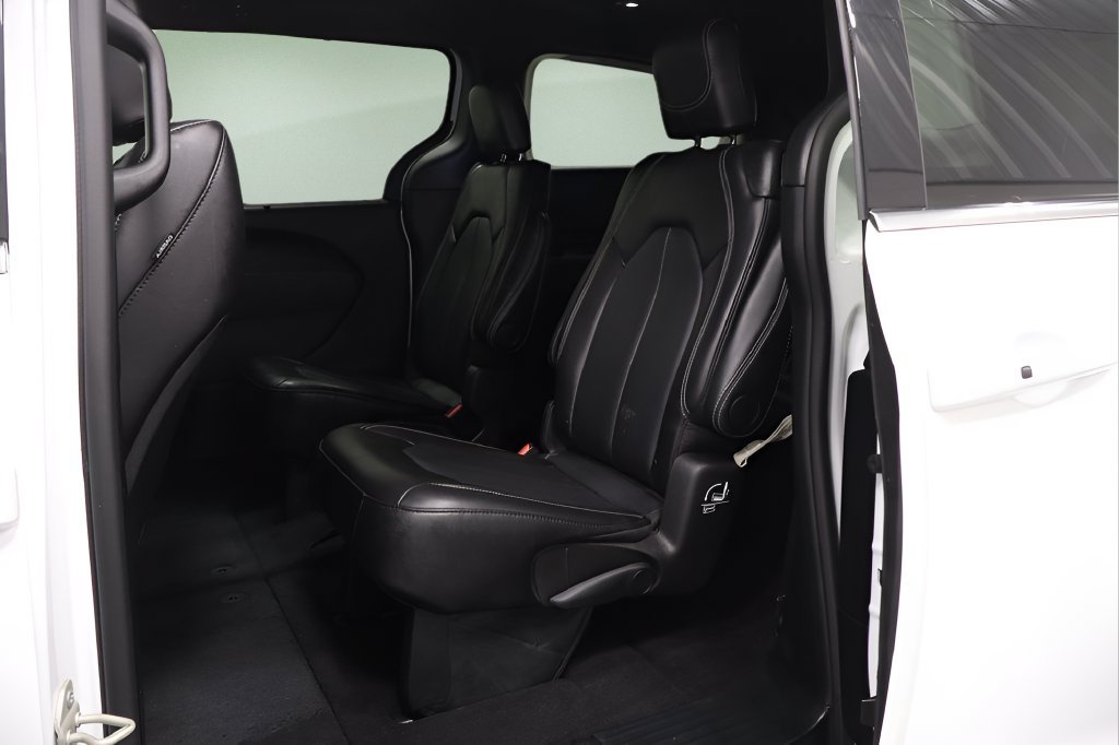 Certified 2025 Chrysler Pacifica Select FWD image 13