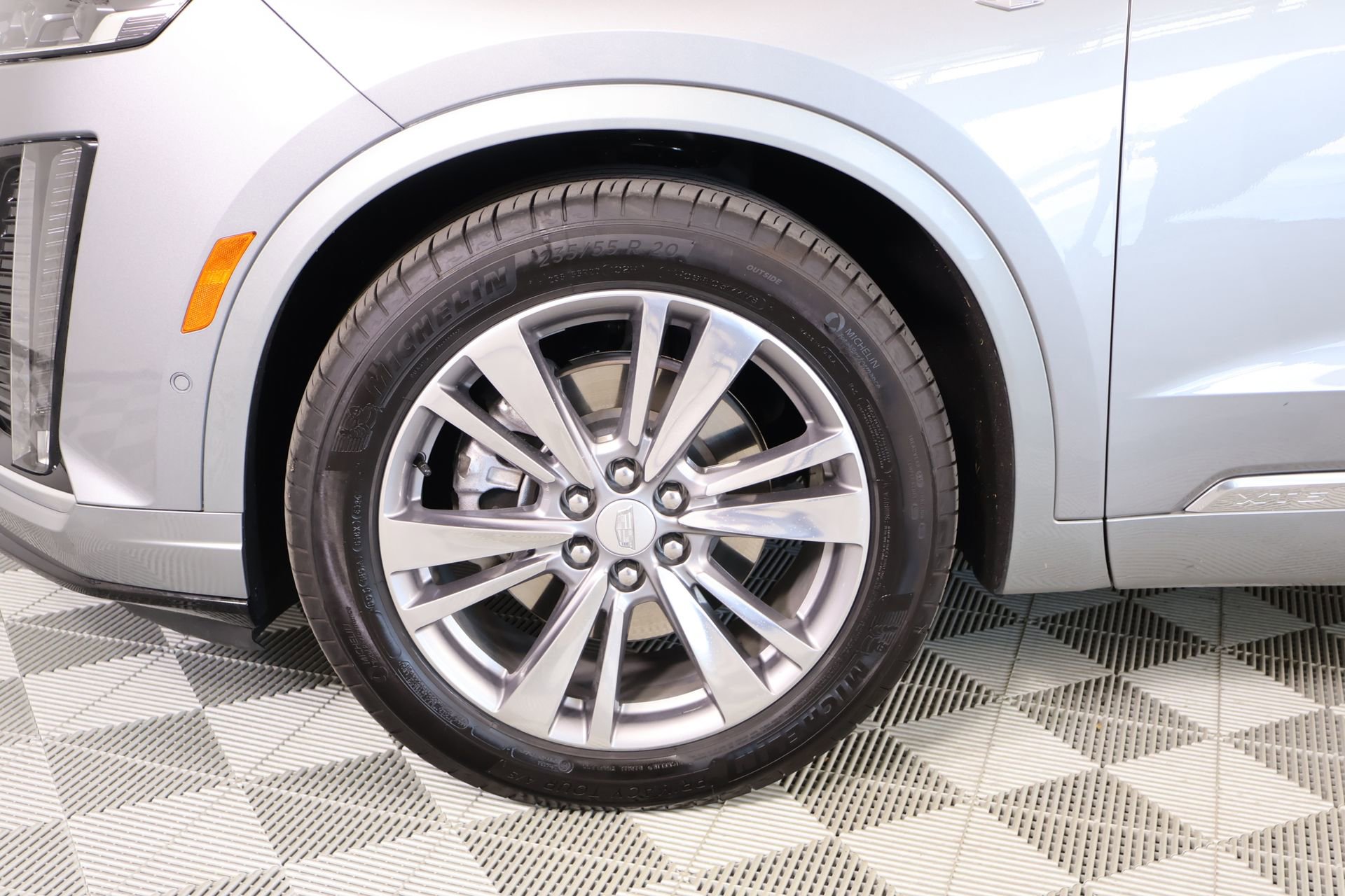 Used 2025 Cadillac XT6 Premium Luxury w/ Technology Package FWD image 19