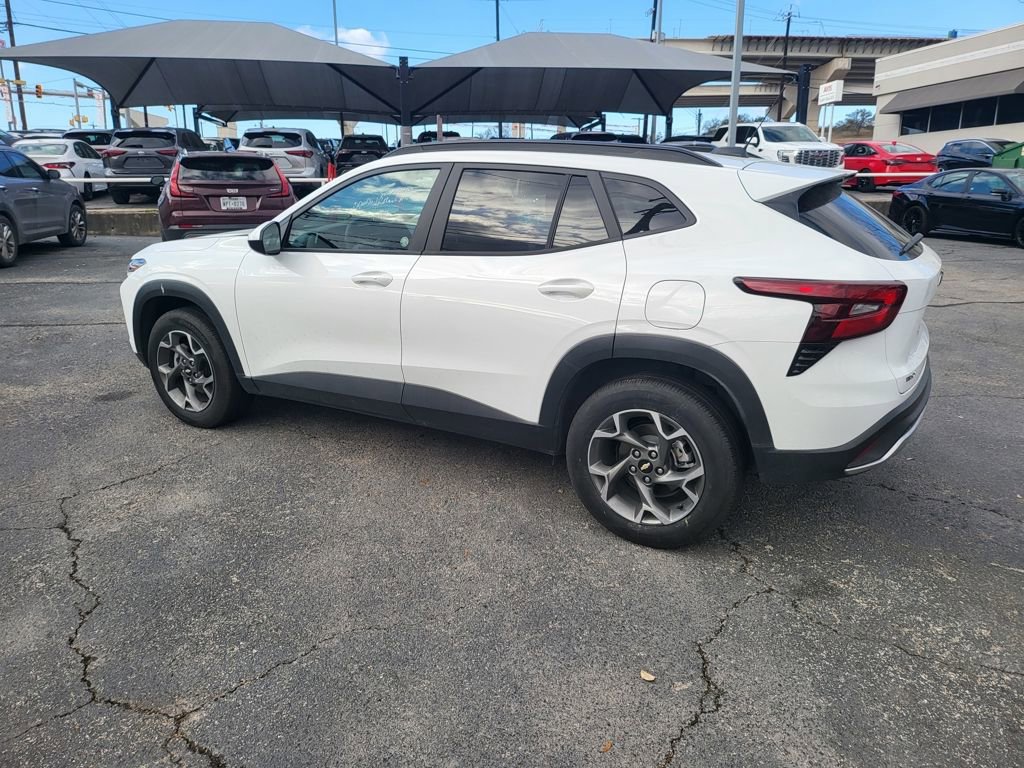 Used 2025 Chevrolet Trax LT w/ LT Convenience Package image 11