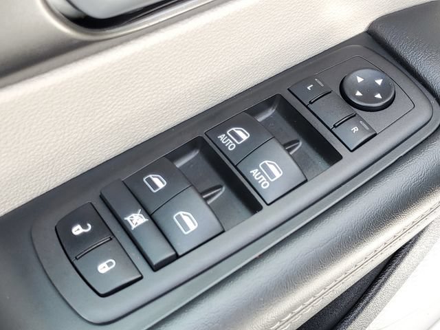 Used 2024 Chrysler Pacifica Touring-L FWD image 27