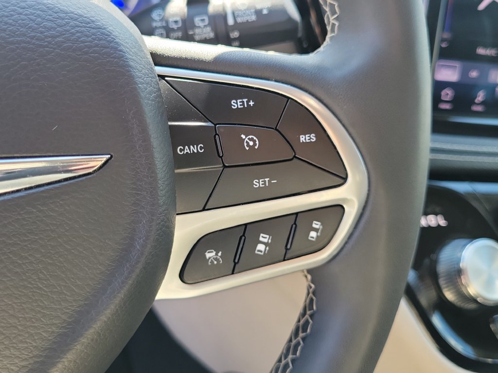 Used 2024 Chrysler Pacifica Limited FWD image 26