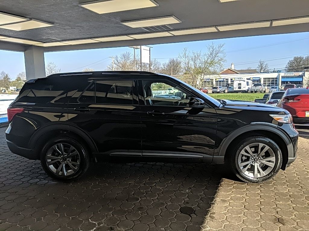 Used 2024 Ford Explorer XLT w/ Equipment Group 202A image 5