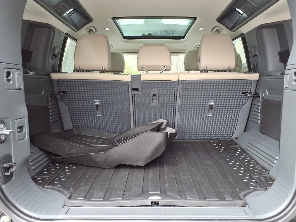 Used 2023 Land Rover Defender 110 SE image 13