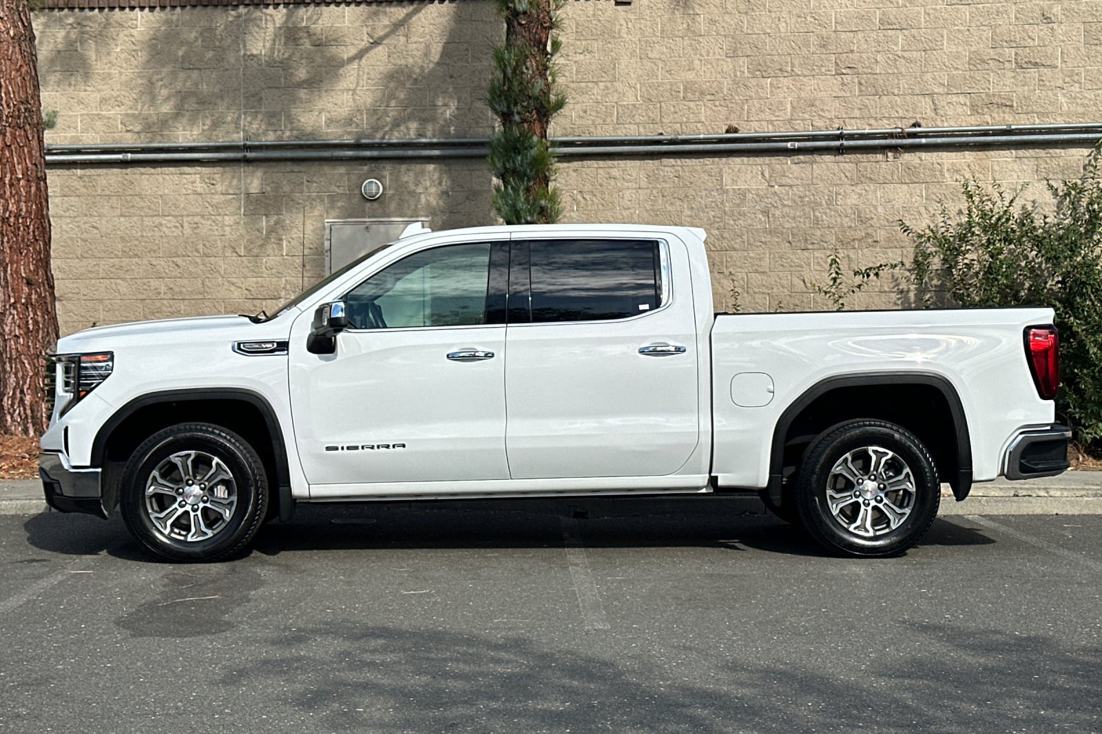 Used 2026 GMC Sierra 1500 SLT RWD image 6