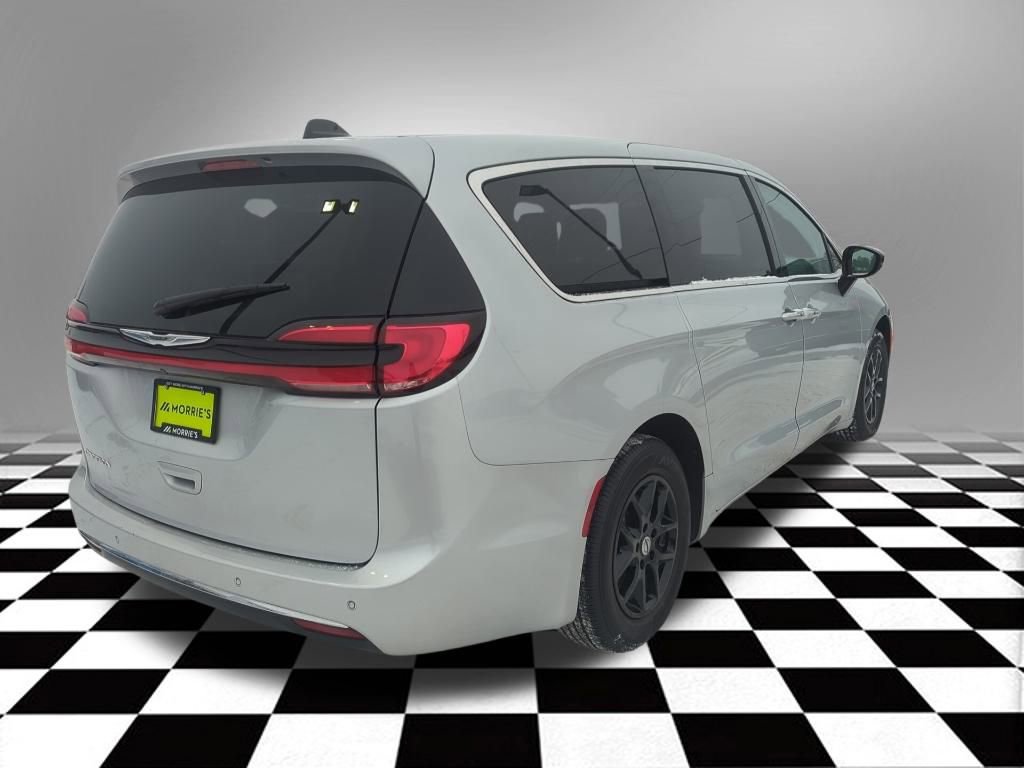 Used 2024 Chrysler Pacifica Touring-L image 8