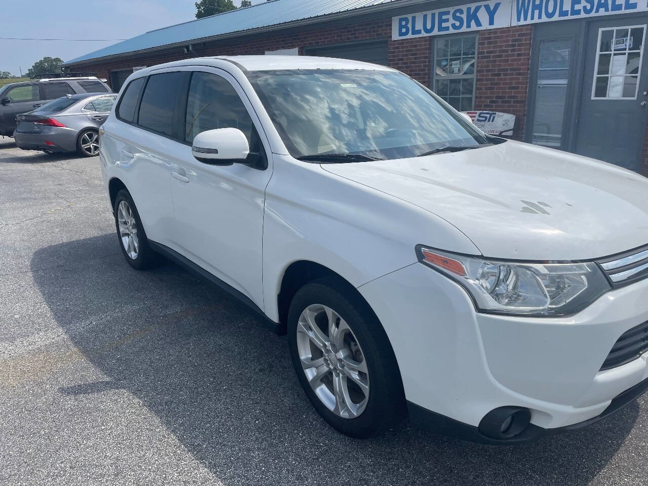 Used 2014 Mitsubishi Outlander SE image 2