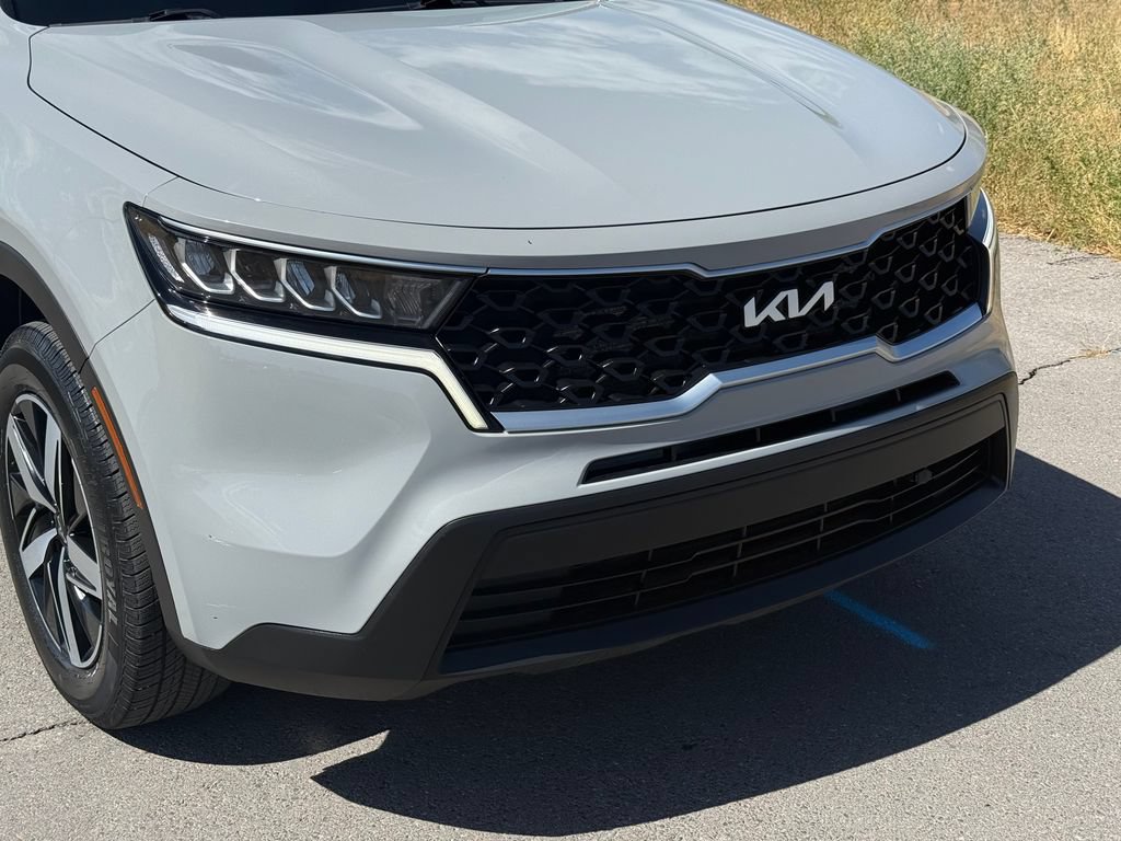 Used 2022 Kia Sorento LX AWD/4WD image 3